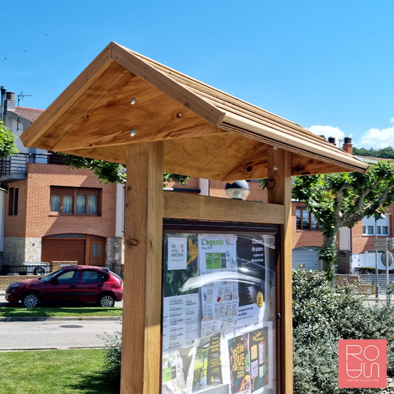 Cartellera de fusta amb vitrina i teulada
